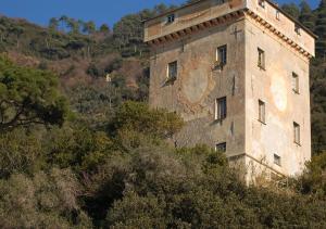 an old building on the side of a hill at Casa dell'Arco Civico 35 in San Fruttuoso