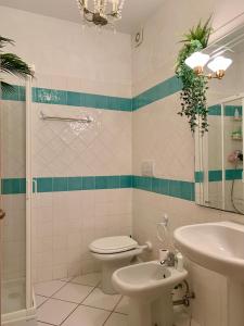 y baño con aseo y lavamanos. en Ginko, en Castrocaro Terme