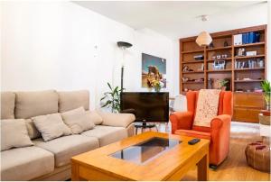 un soggiorno con un divano e un tavolino da caffè di Acogedora Habitacion en apartamento compartido amplio y céntrico a Granada