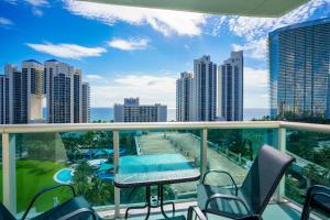 balcone con tavolo, sedie e vista sulla città di Ocean Reserve 14th floor - Wonderful Ocean View a Miami Beach