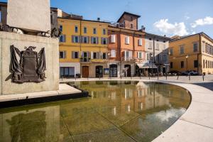 uma fonte no meio de uma rua com edifícios em Reggio Center Lovely Rooms em Reggio Emilia