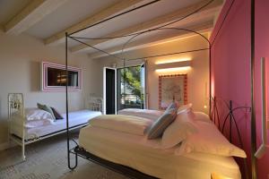 1 dormitorio con cama con dosel y espejo en Muri Vecchi, en Andora