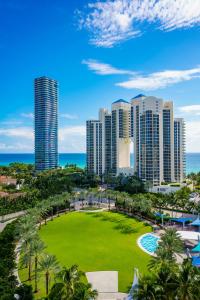 vista su una città con edifici alti e un parco di Ocean Reserve 14th floor - Wonderful Ocean View a Miami Beach