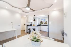 Kuchyň nebo kuchyňský kout v ubytování TuristMar - Amplio apartamento con gran terraza con vistas a solo 50m de la playa, Salou