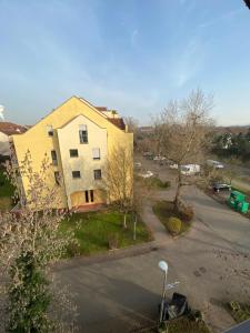 uma vista aérea de uma casa com estacionamento em City Apartment Mannheim em Mannheim