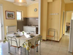 eine Küche und ein Esszimmer mit einem Tisch und Stühlen in der Unterkunft Bran Nature&Relax in Costermano sul Garda