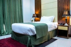 En eller flere senger på et rom på Doha Dynasty Hotel