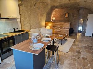 una cocina con una mesa con platos. en Charmante maison troglodyte Loire Valley en Rochecorbon