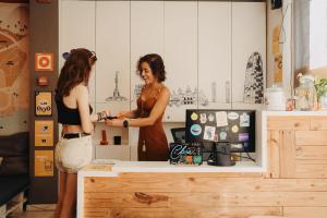 巴塞隆納的住宿－Onefam Ramblas，两个女人站在商店柜台上