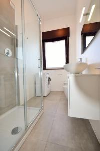 y baño con ducha, lavabo y aseo. en Magica Immobiliare - Bagni Miramare 20, en Lido di Jesolo