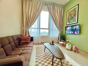 - un salon avec un canapé et une table dans l'établissement Melaka AmberCove Cityview 2R2B Prime City location, à Malacca