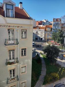 une vue aérienne sur un bâtiment d'une ville dans l'établissement Charme et confort au cœur de Graça, à Lisbonne