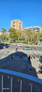 un grupo de personas montando motocicletas en un estacionamiento en HOSTAL NERVION, en Sevilla