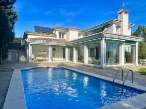 Bazén v ubytování Villa Margarita#private pool#spacious - Mijas costa close to amenities nebo v jeho okolí