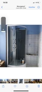 bagno con doccia e porta in vetro di Chambre privée 2 personnes a Bourganeuf