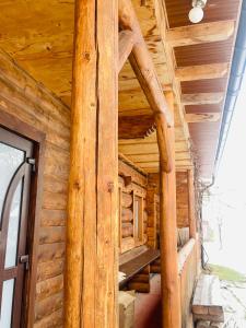 Una escalera en una cabaña de troncos con techos de madera. en «У полоні гір», en Verkhovyna