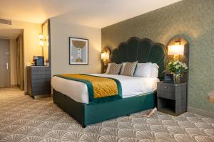 Ліжко або ліжка в номері The Savoy Hotel