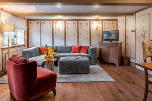 Una sala de estar con un sofá y un televisor. en Alkoven, en Braderup