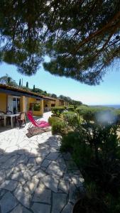 a house with a patio with a table and chairs at Résidence île de beauté in Propriano
