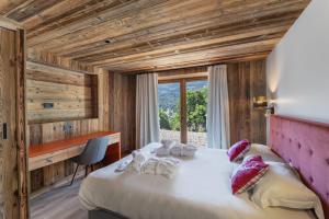 une chambre avec un grand lit et une fenêtre dans l'établissement Chalet Carriaz Meribel Village 14pers à 5min à pieds des pistes et commerces, à Les Allues