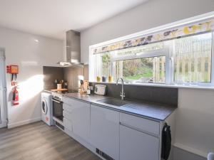 Kuchyň nebo kuchyňský kout v ubytování Hook Farm Cottage