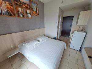 Ciater-hilirにあるSheena Property At Serpong Greenviewの部屋にある大きな白いベッドのある寝室