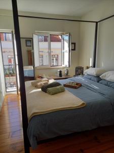 - une chambre avec un grand lit et 2 oreillers dans l'établissement Charme et confort au cœur de Graça, à Lisbonne