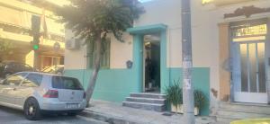 Pireas Port next to Metro Artistic House في بيرايوس: سيارة متوقفة أمام مبنى