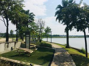 Galería fotográfica de N8-SereneLake Lakeside湖景泳池，清迈最高端小区，近机场，网红餐厅，步行5分钟左右可以到7-11便利店 en Chiang Mai