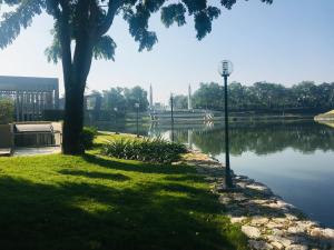 Galería fotográfica de N8-SereneLake Lakeside湖景泳池，清迈最高端小区，近机场，网红餐厅，步行5分钟左右可以到7-11便利店 en Chiang Mai