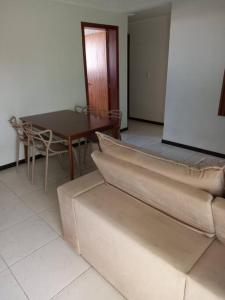 - un salon avec un canapé et une table dans l'établissement Apartamento Todos os Santos próximo da Unimontes, à Montes Claros