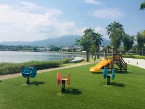Galería fotográfica de N8-SereneLake Lakeside湖景泳池，清迈最高端小区，近机场，网红餐厅，步行5分钟左右可以到7-11便利店 en Chiang Mai