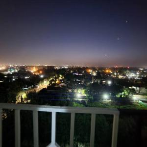 Blick auf die Stadt in der Nacht mit Lichtern in der Unterkunft Serenity World in Nairobi