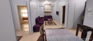 salon z fioletowymi meblami i kanapą w obiekcie ali habou w mieście Luksor