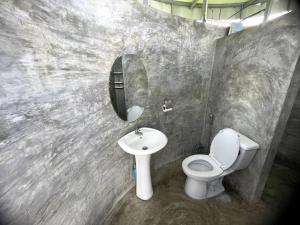 Koupelna v ubytování Baanrimfai Homestay