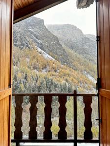aus einem Fenster mit Bergblick in der Unterkunft Cozy Chalet With Mountain Views in Ussin, Valtourneche, Parking in Chamois