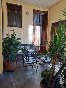 a patio with a table and chairs and plants at B&B Alice in Cremona