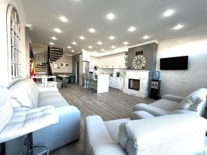 百樂費利克斯的住宿－Diplomat Villa，一间带白色沙发的客厅和一间厨房