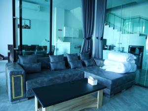 - un salon avec un canapé et une table dans l'établissement Pool Villa Rimkhong Nakhorn Panom, 