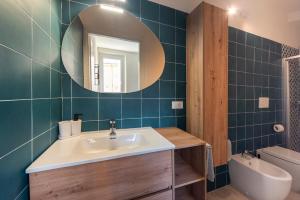 uma casa de banho com um lavatório e um espelho em Reggio Center Lovely Rooms em Reggio Emilia