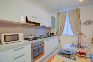 Η κουζίνα ή μικρή κουζίνα στο Heart Of Riva - 100m From The Lake - Happy Rentals