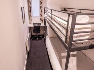 Habitación pequeña con litera y escritorio. en Newly renovated ideally situated 2 bedroom flat en Bournemouth