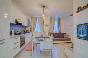 Η κουζίνα ή μικρή κουζίνα στο Heart Of Riva - 100m From The Lake - Happy Rentals