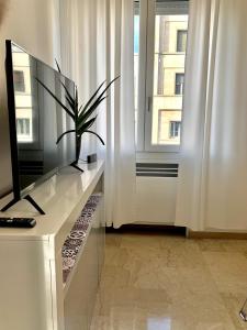 a living room with a television and a window at Bilocale Amendola 13 in Bologna
