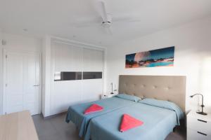 En eller flere senge i et værelse på 3 bedroom Villa Venus Jupiter and Neptune with private heated pool