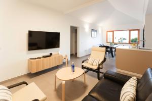 Et tv og/eller underholdning på 3 bedroom Villa Venus Jupiter and Neptune with private heated pool