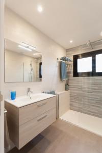 Et badeværelse på 3 bedroom Villa Venus Jupiter and Neptune with private heated pool + 16 billeder