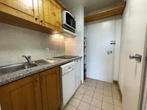 レ・メニュアールにあるAppartement Les Menuires, 2 pièces, 6 personnes - FR-1-452-186の小さなキッチン(シンク、電子レンジ付)