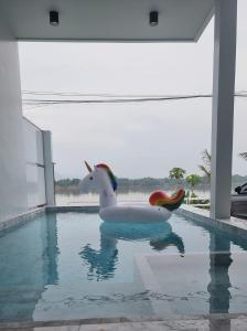 un flotto unicorno gonfiabile in una piscina di Pool Villa Rimkhong Nakhorn Panom 