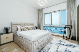 um quarto com uma cama grande e uma janela grande em Sea and Atlantis View 3 BR Apartment Palm Jumeirah em Dubai